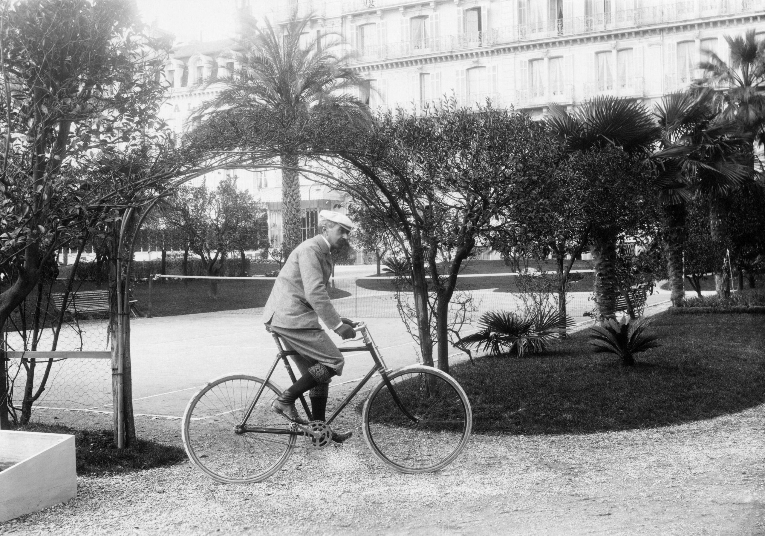 Le baron Pierre de COUBERTIN à bicyclette dans le sud de la France.